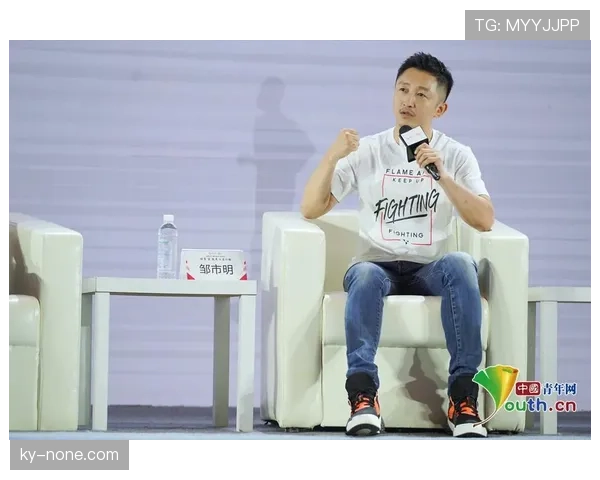 邹市明看上去真像隔壁老王？拳台上狠角色，下了场连鸡毛都拂不开了！